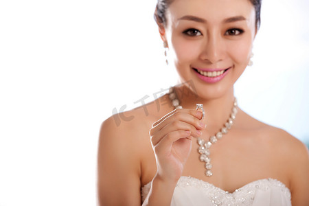 婚纱项链摄影照片_浪漫婚纱新娘