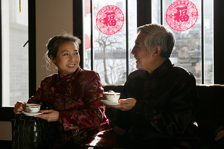 中国老年夫妇喝茶