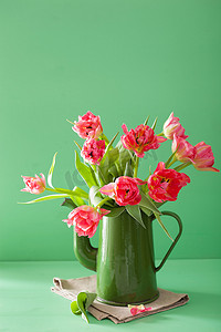 美丽的粉红色郁金香花花束绿色煲
