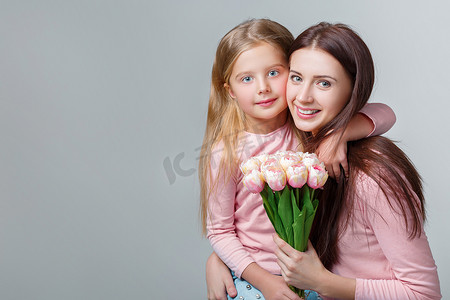 花束妈妈摄影照片_妈妈和女儿在一起很快乐