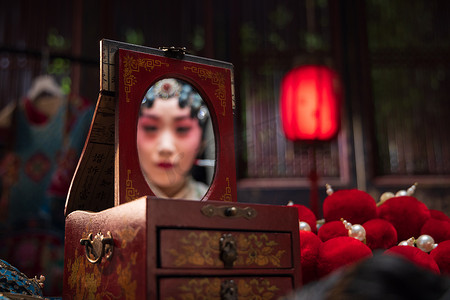 传统文化京剧摄影照片_京剧女演员对着镜子化妆