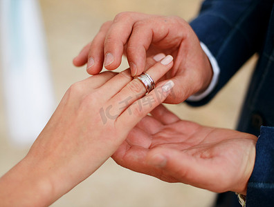 提出建议摄影照片_男人向他的女朋友提出与圆环的建议。把戒指放在手上.