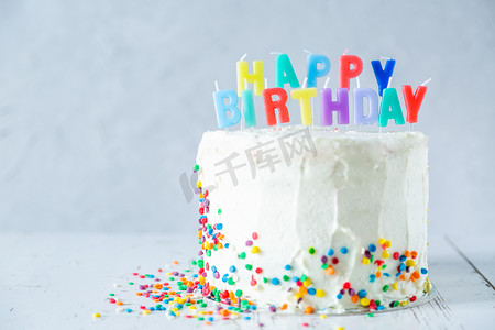 五颜六色的生日概念-蛋糕, 蜡烛, 礼物, 装饰品