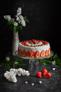 草莓蛋糕的节日活动或只是春天的一种款待
