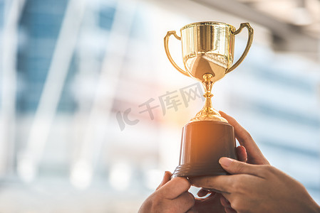 能把总冠军奖杯摄影照片_冠军背景的冠军金奖杯。成功和成就的概念。体育和杯赛奖主题.