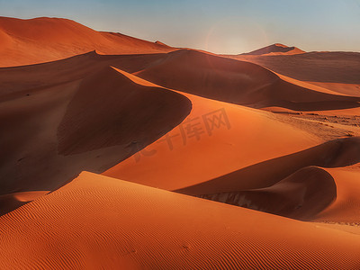 线条摄影照片_在纳米比亚纳米布沙漠红色沙丘的曲线、线条和阴影上升起的太阳.