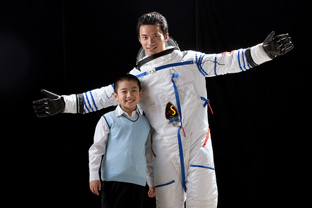 太空科技宇宙摄影照片_小男孩和宇航员张开手臂