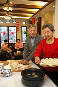 过年包饺子摄影照片_中国老年夫妇包饺子
