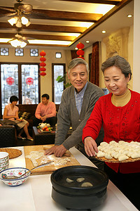 中国老年夫妇包饺子