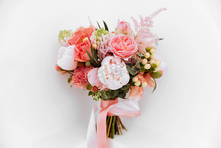 婚礼花, 新娘花束特写。由玫瑰、牡丹和装饰植物制成的装饰, 特写, 白色背景