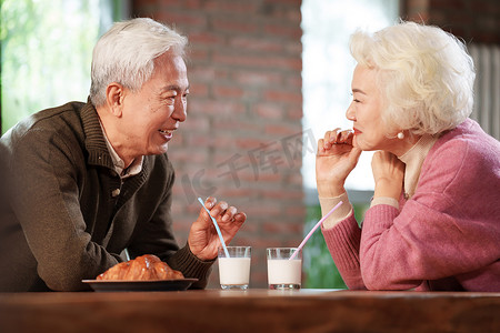老年餐厅摄影照片_老年夫妇享用早餐