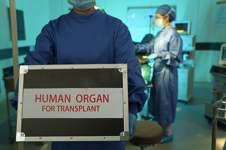 人体器官图片摄影照片_手术室内医护人员抱着供移植的人体器官