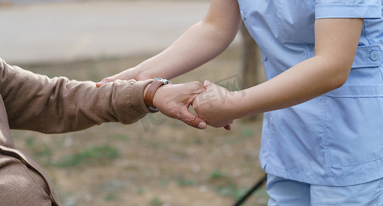 中国70摄影照片_护士照顾老人