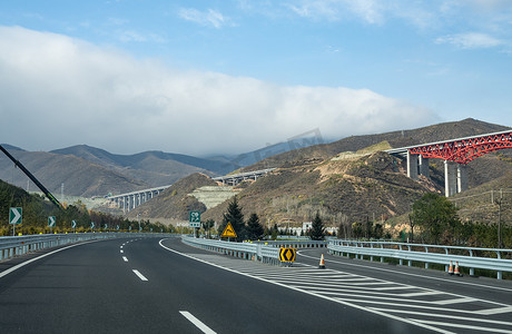 道路交通指示标志摄影照片_张家口崇礼高速公路