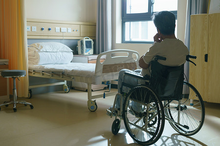 坐着的人的背影摄影照片_坐在轮椅上的老人