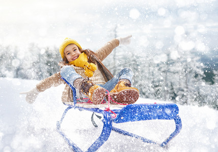 寒假展架摄影照片_儿童女孩滑雪橇