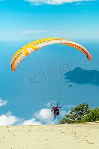 Oludeniz 滑翔伞在费特希耶。串联滑翔伞, 一个没有经验的人飞行, 并在飞行员的控制下, 是非常受欢迎的。2017年8月住宿-土耳其