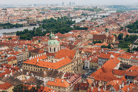 美丽的布拉格城市景观与屋顶, 查尔斯桥和伏尔塔瓦河河的鸟瞰图