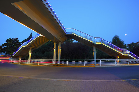 城市人行天桥和道路交叉口的夜景