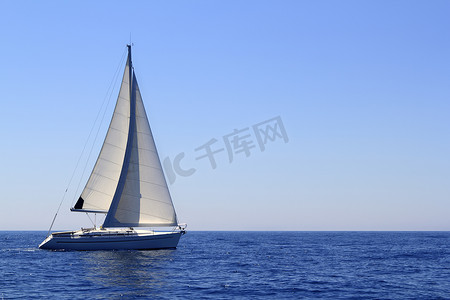 美丽的帆船帆船帆蓝色地中海