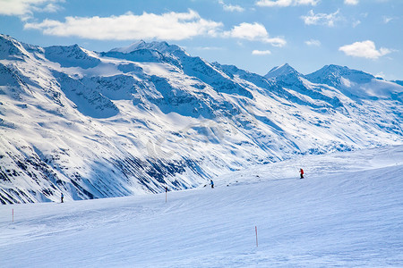 冰雪运动手绘摄影照片_冬季冰雪覆盖的山峰奥地利阿尔卑斯山