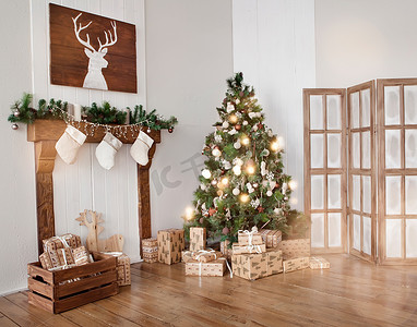 室内客厅有一棵圣诞树和礼物.