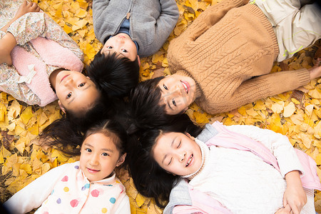 北京银杏摄影照片_可爱的男孩女孩躺在地上
