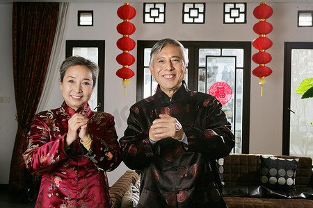 中国老年夫妇拜年