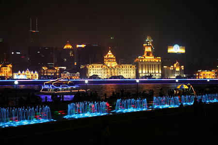 从浦东眺望外滩夜景