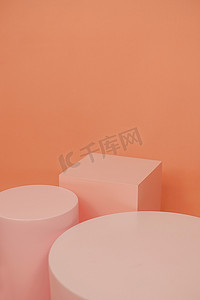 products摄影照片_product platform arrangement in pink pastel color in minimalist style. trendy display layout with an empty podium for showcasing cosmetics, skincare, or other products.