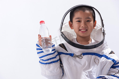 儿童的想象摄影照片_一个身穿宇航服的东方儿童