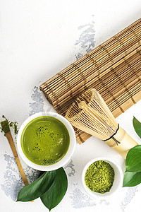 茶道背景摄影照片_绿色旳茶饮料和茶叶配件白色背景