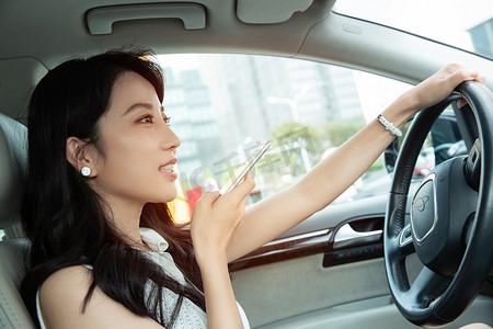 微信语音聊天框摄影照片_青年女人边开车边语音聊天