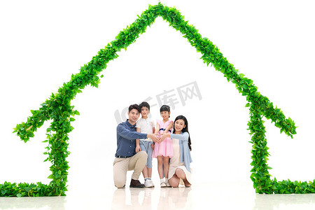 绿色房子下的幸福家庭