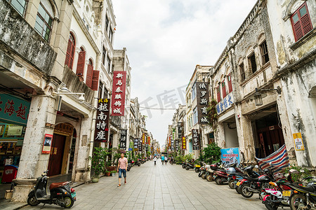 街机摄影照片_北海-中国。212018月。北海老街, iwith 许多百年老建筑, 建于 1883年, 长1.44 公里, 宽9米, 街机街充满中西建筑.