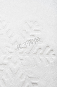 白色雪花摄影照片_在雪地上的雪花形状
