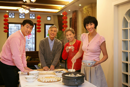做饺子摄影照片_中国家庭做饺子