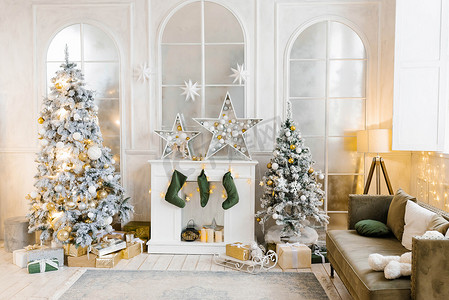 圣诞树摄影照片_明亮舒适的客厅，有一棵巨大而优雅的圣诞树，装饰着圣诞