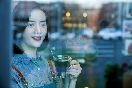 女侍者品尝自己做的咖啡