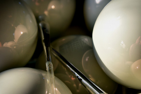 shiny摄影照片_shiny glass balls. abstract background