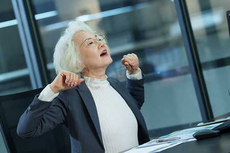 疲惫的商务老年女士