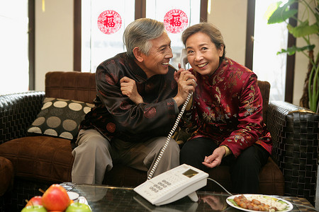 法治剪纸摄影照片_中国老年夫妇打电话