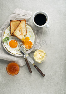 黄油小熊摄影照片_早餐加咖啡和鸡蛋