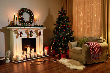 花环摄影照片_圣诞房间室内设计，圣诞树装饰彩灯，赠送玩具，蜡烛和花环照明室内壁炉。圣诞假期客厅。新年设计.