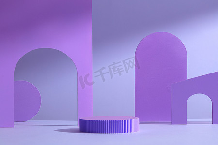 紫色柱子摄影照片_化妆品广告的摘要背景.空白讲台上展示的是淡紫色.最低限度的基座或展示现场为当前的产品和模拟与拱门和柱子.