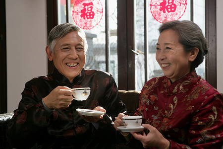 窗花摄影照片_中国老年夫妇喝茶