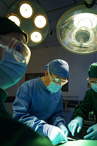 手术服摄影照片_医务工作者在手术室做手术