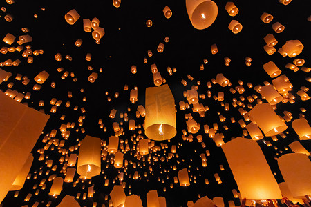 泰国清迈洛伊克拉通节的观光浮空灯笼.