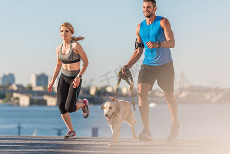 女运动员和运动员慢跑与狗
