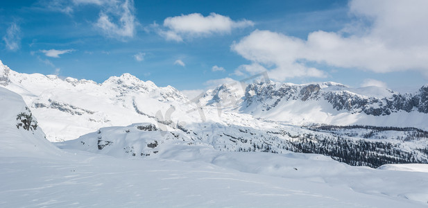 冬季手抄报边框摄影照片_雪山覆盖的冬季风景.